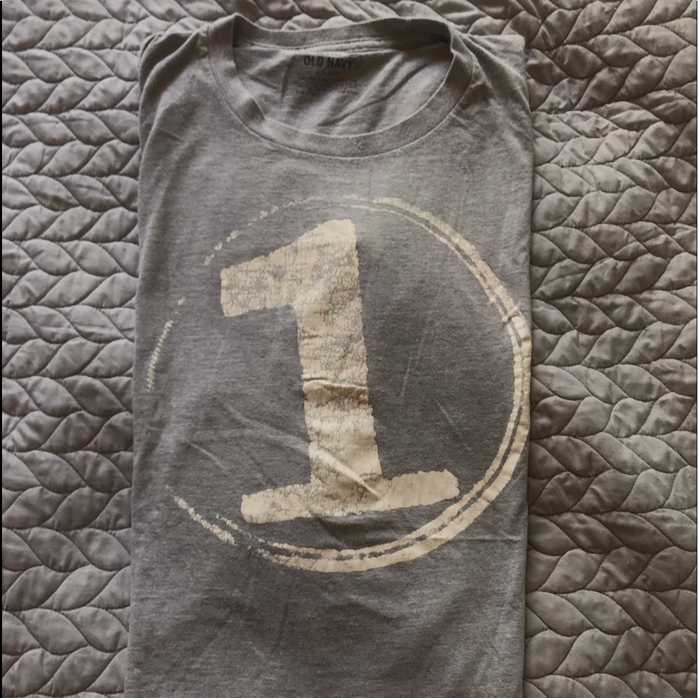 Men’s Old Navy tee